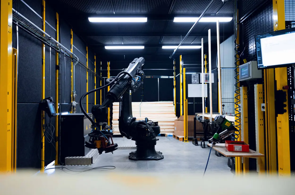 Maskin i produktionshall omgiven av staket